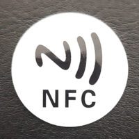 NFC Label - NTAG RFID tag, ø25 mm HVID Selvklæbende m. NFC logo